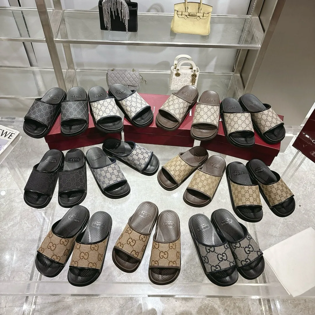 p400🐮🐮New summer men's slip-on slippers. Inspired by the summer spirit and beach clubs of the Italian coast, this piece is part of Gucci Lido. The Pre-Fall collection reinterprets the brand's signature elements and sophisticated patterns in a contemporary way. Made from black rubber, these flat sandals feature a slip-on design that reinterprets the brand's distinctive green and red web design. GG Classic Upper Men's Molded Rubber Footbed Gucci Logo Flat Made in Italy Size: Men's 40 to 47,